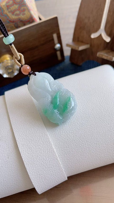 Kubis giok alami, melambangkan kekayaan berlimpah, terbuat dari material tambang lama, halus dan hangat saat disentuh, hijau cerah, ukiran indah, dimensi 3,8 x 2,3 cm, termasuk ongkos kirim dan pajak.