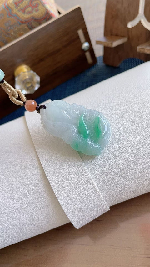 Kubis giok alami, melambangkan kekayaan berlimpah, terbuat dari material tambang lama, halus dan hangat saat disentuh, hijau cerah, ukiran indah, dimensi 3,8 x 2,3 cm, termasuk ongkos kirim dan pajak.