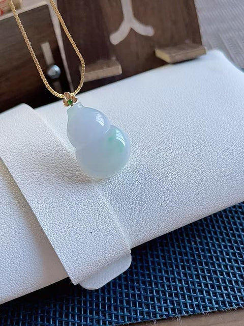 Labu giok alami, melambangkan keberuntungan, terbuat dari material tambang lama dengan tekstur sangat halus, warna hijau cerah yang memukau, dipasang dalam emas 18 karat, dimensi 2,6 x 1,2 cm, termasuk ongkos kirim dan pajak.