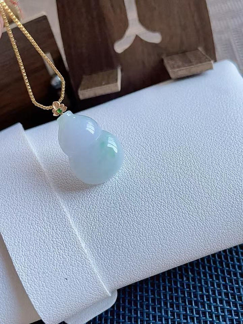 Labu giok alami, melambangkan keberuntungan, terbuat dari material tambang lama dengan tekstur sangat halus, warna hijau cerah yang memukau, dipasang dalam emas 18 karat, dimensi 2,6 x 1,2 cm, termasuk ongkos kirim dan pajak.