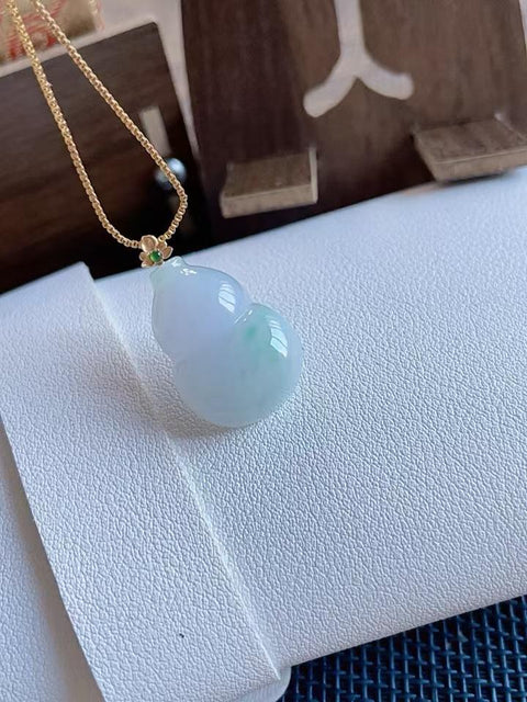 Labu giok alami, melambangkan keberuntungan, terbuat dari material tambang lama dengan tekstur sangat halus, warna hijau cerah yang memukau, dipasang dalam emas 18 karat, dimensi 2,6 x 1,2 cm, termasuk ongkos kirim dan pajak.