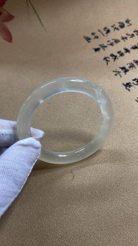 Gelang Blizzard tipe es giok Xiuyan yang indah, berkilauan dan melayang, diameter dalam: 57mm, lebar tepi: 9,5mm. Semua batu terbentuk secara alami. Termasuk ongkos kirim dan pajak.