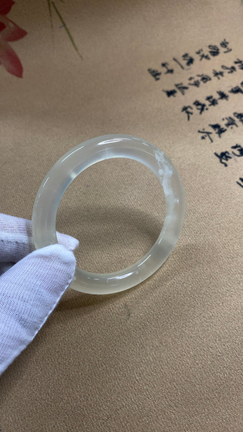 Gelang Blizzard tipe es giok Xiuyan yang indah, berkilauan dan melayang, diameter dalam: 57mm, lebar tepi: 9,5mm. Semua batu terbentuk secara alami. Termasuk ongkos kirim dan pajak.