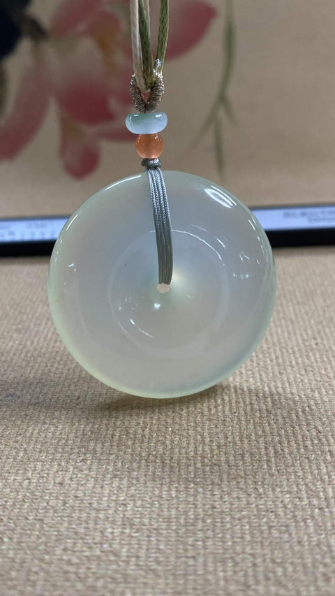Gesper Perdamaian: Liontin giok Xiuyan yang indah, melambangkan perdamaian dan keamanan. Spesifikasi: 37 x 10,5 mm, termasuk ongkos kirim dan pajak.