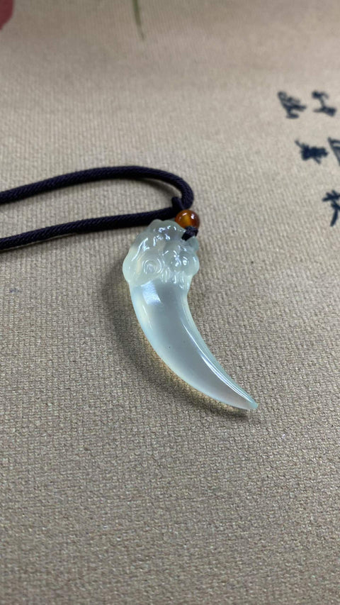 Gigi Naga: Liontin Giok Xiuyan yang Indah — Melambangkan bisnis yang makmur dan era yang berkembang. Ukuran: 52 x 17 mm. Harga sudah termasuk ongkos kirim dan pajak.