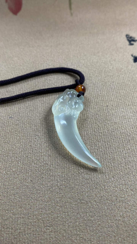 Gigi Naga: Liontin Giok Xiuyan yang Indah — Melambangkan bisnis yang makmur dan era yang berkembang. Ukuran: 52 x 17 mm. Harga sudah termasuk ongkos kirim dan pajak.