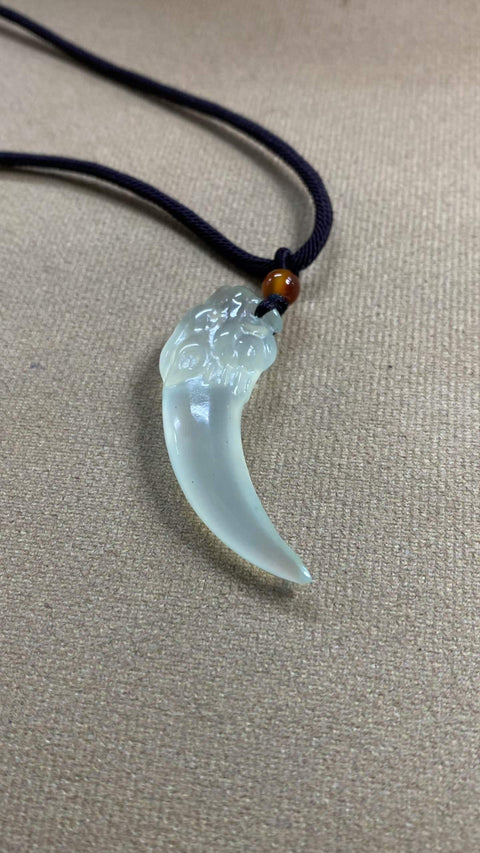 Gigi Naga: Liontin Giok Xiuyan yang Indah — Melambangkan bisnis yang makmur dan era yang berkembang. Ukuran: 52 x 17 mm. Harga sudah termasuk ongkos kirim dan pajak.