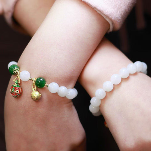 Gelang giok putih Hetian; manik-maniknya penuh dan bulat, giok putih kualitas terbaik – wajib dimiliki para dewi, sangat serbaguna; dilapisi emas 14k impor dengan manik-manik giok; ukuran batu permata 10mm; termasuk ongkos kirim dan pajak.