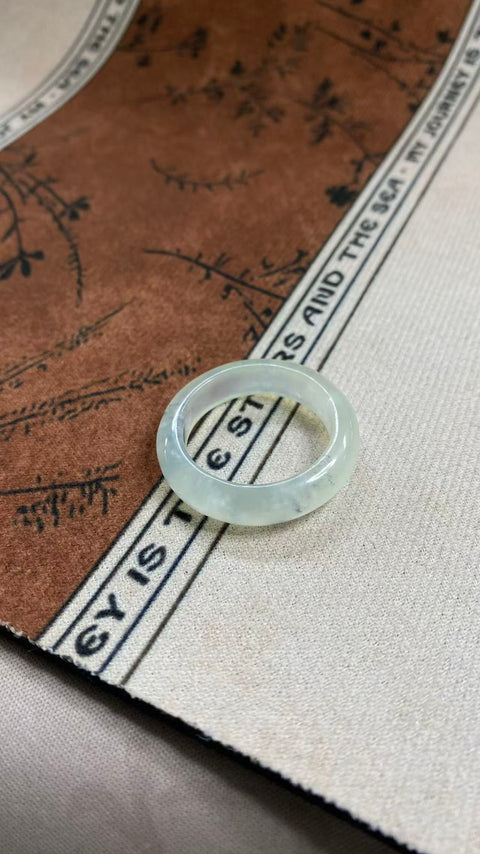 Cincin giok Xiuyan yang indah dengan dasar seperti es dan desain sapuan tinta, diameter dalam 25mm, termasuk ongkos kirim dan pajak.