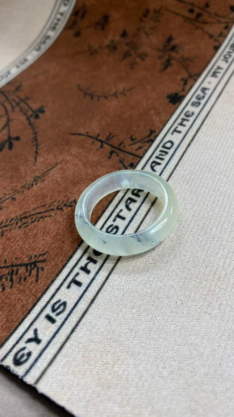 Cincin giok Xiuyan yang indah dengan dasar seperti es dan desain sapuan tinta, diameter dalam 25mm, termasuk ongkos kirim dan pajak.
