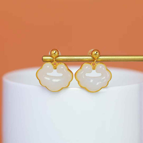 Anting-anting perak S925 nomor 8513# dengan liontin ruyi giok Hetian. Ukuran batu permata: 13*16 cm. Harga sudah termasuk ongkos kirim dan pajak.