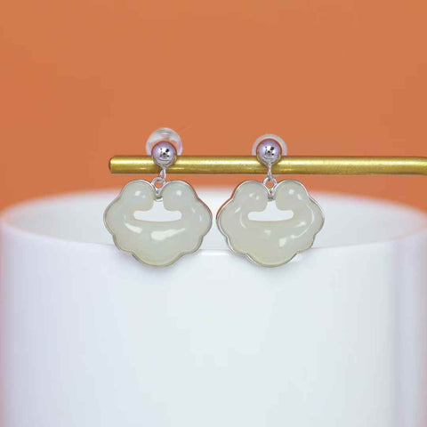 Anting-anting perak S925 nomor 8513# dengan liontin ruyi giok Hetian. Ukuran batu permata: 13*16 cm. Harga sudah termasuk ongkos kirim dan pajak.