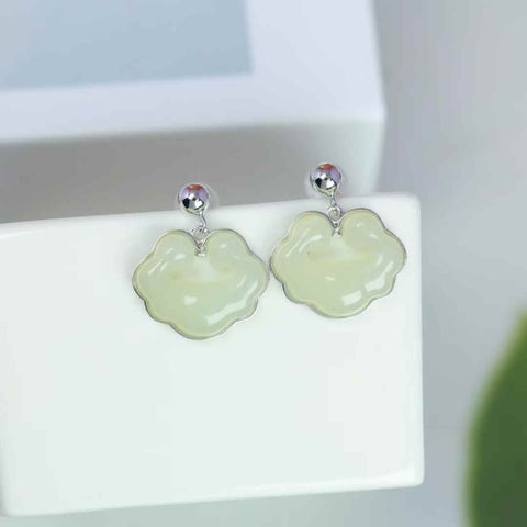 Anting-anting perak S925 nomor 8513# dengan liontin ruyi giok Hetian. Ukuran batu permata: 13*16 cm. Harga sudah termasuk ongkos kirim dan pajak.