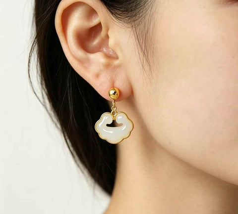 Anting-anting perak S925 nomor 8513# dengan liontin ruyi giok Hetian. Ukuran batu permata: 13*16 cm. Harga sudah termasuk ongkos kirim dan pajak.