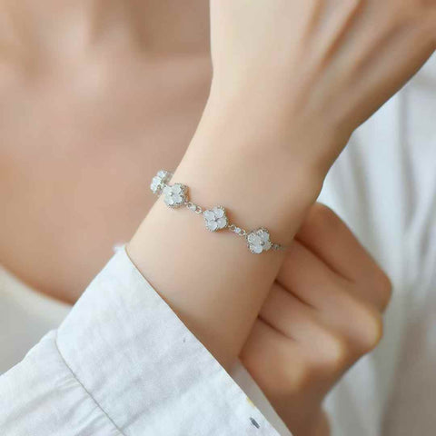 5878# Gelang perak S925 bertatahkan giok Hetian berbentuk daun semanggi empat helai. Batu lepas: 3*3. Termasuk ongkos kirim dan pajak.