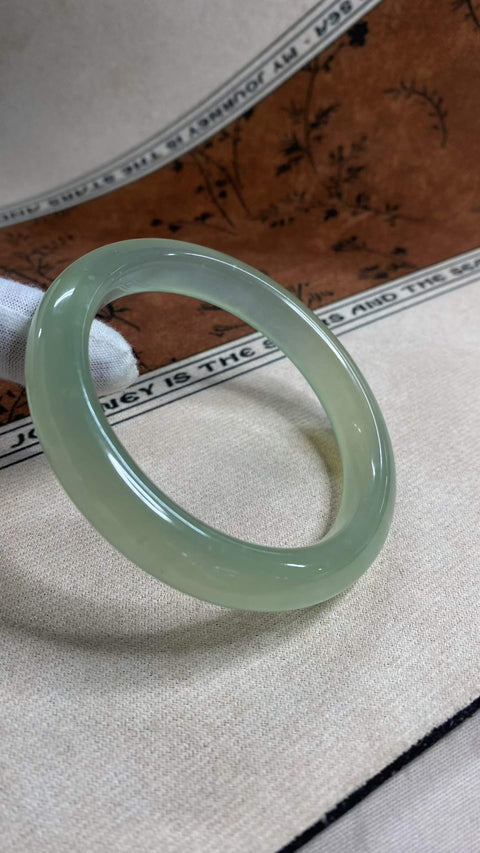 Gelang giok Xiuyan yang indah, hijau es dengan pola mengambang, diameter dalam: 64,1 mm, lebar samping: 12,5 mm. Semua batu terbentuk secara alami. Termasuk ongkos kirim dan pajak.