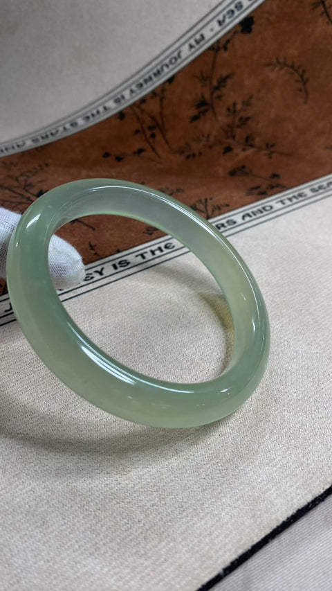 Gelang giok Xiuyan yang indah, hijau es dengan pola mengambang, diameter dalam: 64,1 mm, lebar samping: 12,5 mm. Semua batu terbentuk secara alami. Termasuk ongkos kirim dan pajak.