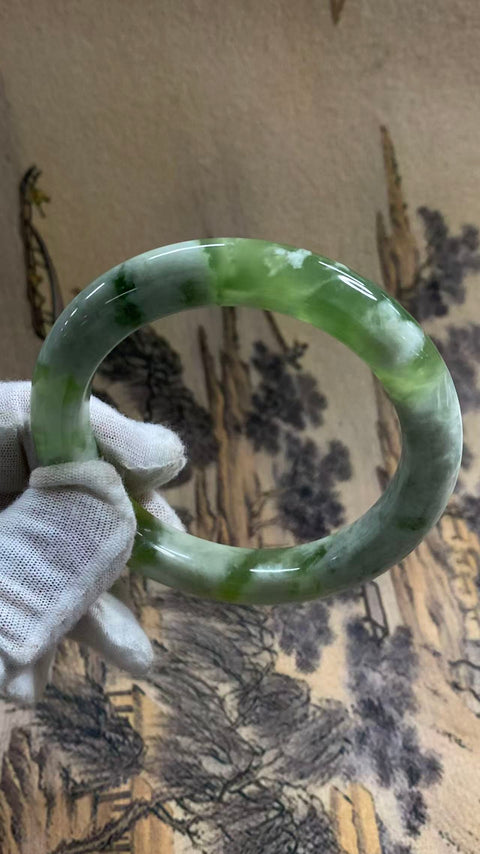 Gelang giok Xiuyan yang indah – Gelang Teh Susu Anggur Hijau, setengah giok dan setengah anggur hijau. Diameter dalam: 55,1 mm, lebar tepi: 10 mm. Harga sudah termasuk ongkos kirim dan pajak.