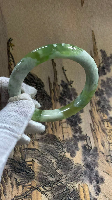 Gelang giok Xiuyan yang indah – Gelang Teh Susu Anggur Hijau, setengah giok dan setengah anggur hijau. Diameter dalam: 55,1 mm, lebar tepi: 10 mm. Harga sudah termasuk ongkos kirim dan pajak.