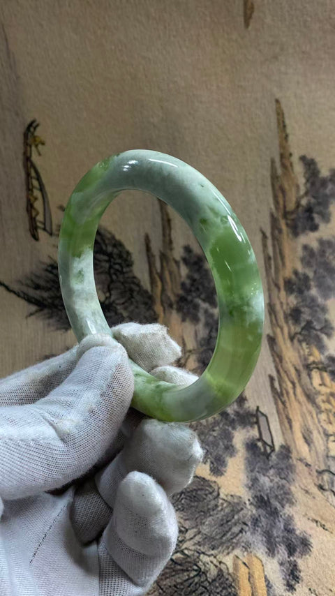 Gelang giok Xiuyan yang indah – Gelang Teh Susu Anggur Hijau, setengah giok dan setengah anggur hijau. Diameter dalam: 55,1 mm, lebar tepi: 10 mm. Harga sudah termasuk ongkos kirim dan pajak.