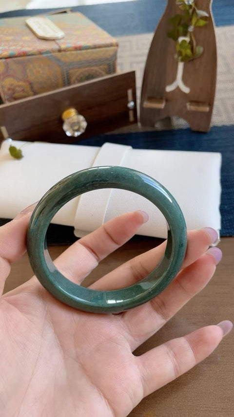 Gelang giok alami, material dari tambang lama, terlihat sangat menakjubkan di pergelangan tangan, diameter 57,8 mm, harga sudah termasuk ongkos kirim dan pajak.
