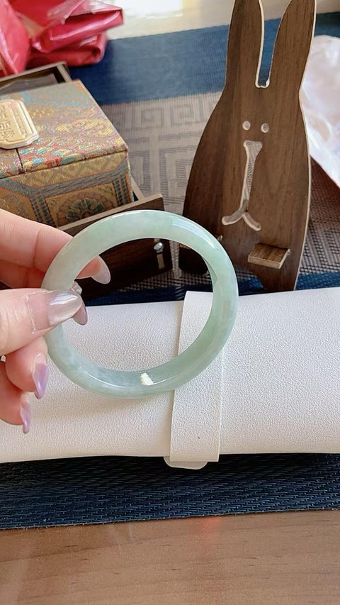 Gelang giok alami, material tambang lama, hijau muda dan tembus cahaya, diameter dalam 58mm, termasuk ongkos kirim dan pajak.