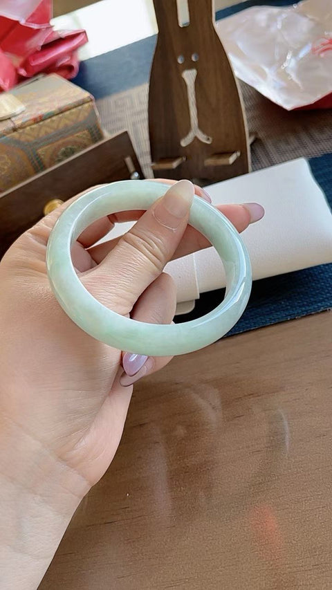 Gelang giok alami, material tambang lama, hijau muda dan tembus cahaya, diameter dalam 58mm, termasuk ongkos kirim dan pajak.