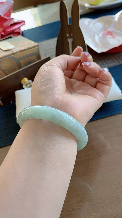 Gelang giok alami, material tambang lama, hijau muda dan tembus cahaya, diameter dalam 58mm, termasuk ongkos kirim dan pajak.