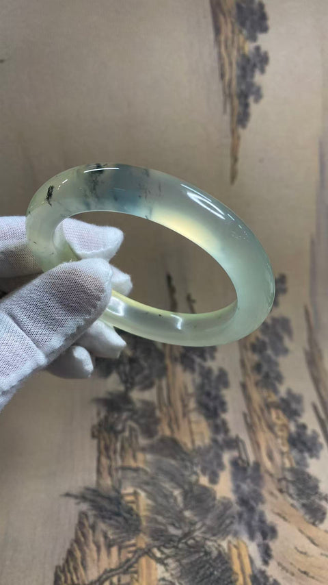 Gelang giok Xiuyan gradien warna yang indah – lukisan tinta. Percikan tinta di dalam giok, warna tintanya seindah lukisan. Diameter dalam: 57,5 mm, lebar tepi: 10,9 mm. Harga sudah termasuk ongkos kirim dan pajak.