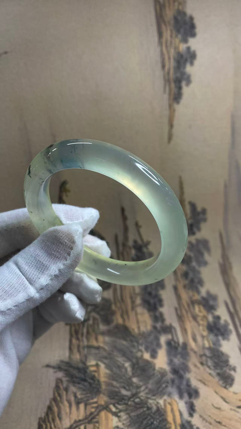 Gelang giok Xiuyan gradien warna yang indah – lukisan tinta. Percikan tinta di dalam giok, warna tintanya seindah lukisan. Diameter dalam: 57,5 mm, lebar tepi: 10,9 mm. Harga sudah termasuk ongkos kirim dan pajak.