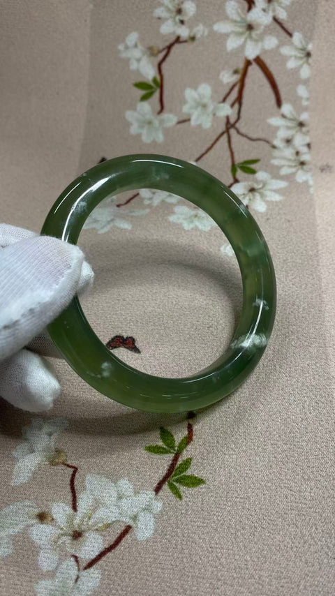 Gelang giok Xiuyan yang indah, berwarna hijau pekat dengan zamrud mengambang, diameter dalam: 63,1 mm, lebar tepi: 11,5 mm, termasuk ongkos kirim dan pajak.