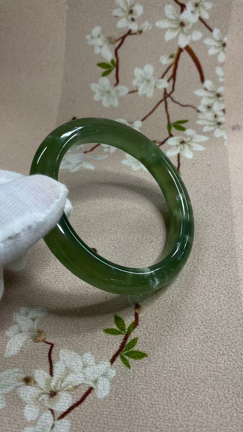 Gelang giok Xiuyan yang indah, berwarna hijau pekat dengan zamrud mengambang, diameter dalam: 63,1 mm, lebar tepi: 11,5 mm, termasuk ongkos kirim dan pajak.
