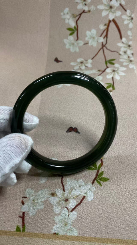 Gelang giok Xiuyan yang indah, berwarna hijau pekat dengan zamrud mengambang, diameter dalam: 67mm, lebar tepi: 11mm, termasuk ongkos kirim dan pajak.
