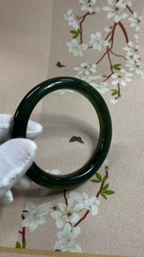 Gelang giok Xiuyan yang indah, berwarna hijau pekat dengan zamrud mengambang, diameter dalam: 67mm, lebar tepi: 11mm, termasuk ongkos kirim dan pajak.