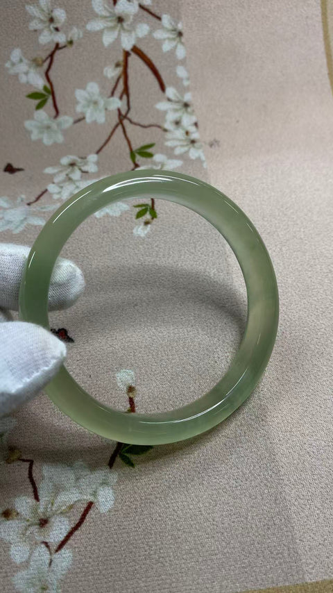 Gelang giok Xiuyan yang indah, hijau es dengan zamrud mengambang, diameter dalam: 69,1 mm, lebar tepi: 11,6 mm, termasuk ongkos kirim dan pajak.