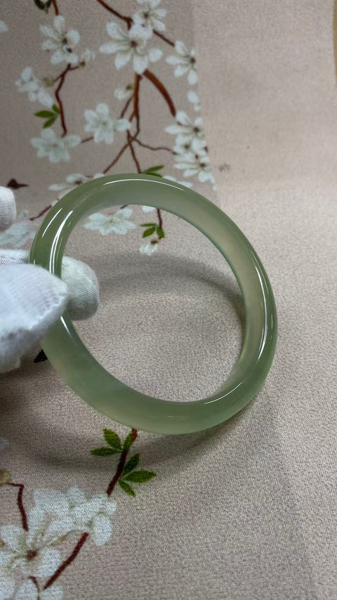 Gelang giok Xiuyan yang indah, hijau es dengan zamrud mengambang, diameter dalam: 69,1 mm, lebar tepi: 11,6 mm, termasuk ongkos kirim dan pajak.