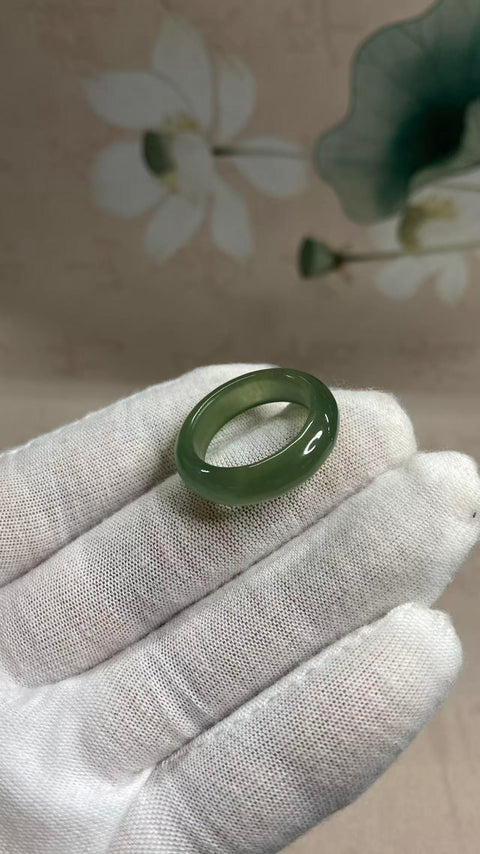 Cincin: Cincin giok Xiuyan yang indah, diameter dalam 19mm, termasuk ongkos kirim dan pajak.