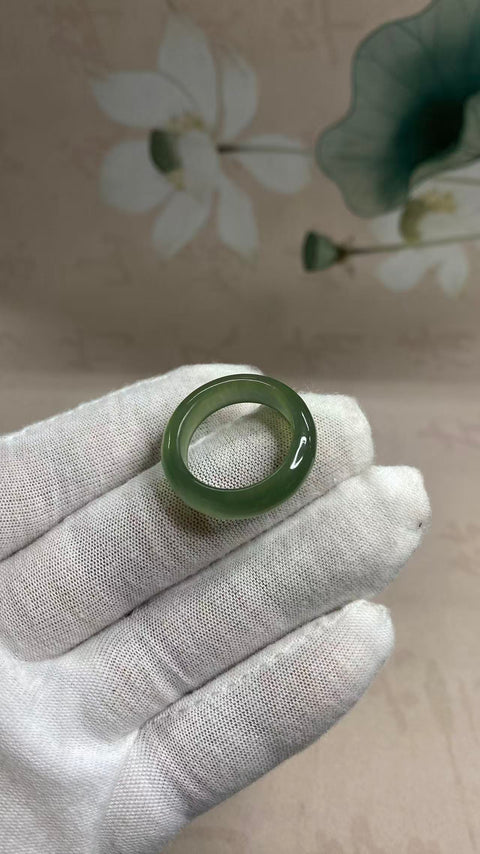 Cincin: Cincin giok Xiuyan yang indah, diameter dalam 19mm, termasuk ongkos kirim dan pajak.
