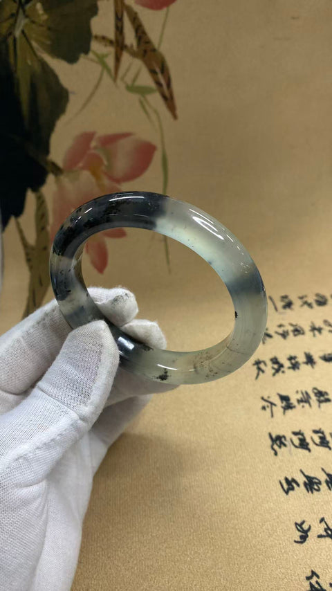 Gelang giok Xiuyan indah dengan gradasi warna – gaya lukisan tinta. Diameter dalam: 57,5 mm, lebar tepi: 11,9 mm. Harga sudah termasuk ongkos kirim dan pajak.