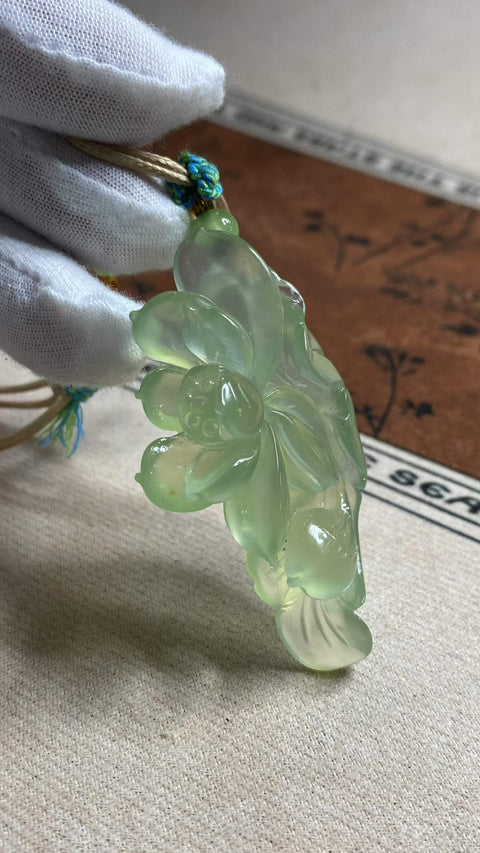 Harmoni dan Keindahan: Liontin giok Xiuyan yang indah berwarna hijau es - bunga teratai, dimensi: 62,7 x 34,5 mm, termasuk ongkos kirim dan pajak.