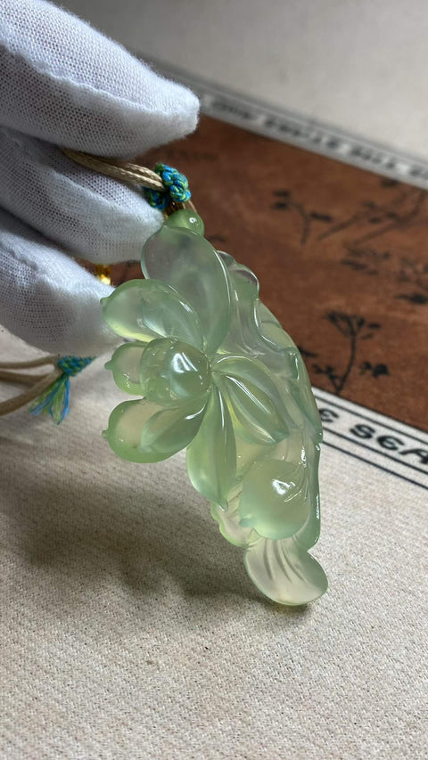 Harmoni dan Keindahan: Liontin giok Xiuyan yang indah berwarna hijau es - bunga teratai, dimensi: 62,7 x 34,5 mm, termasuk ongkos kirim dan pajak.