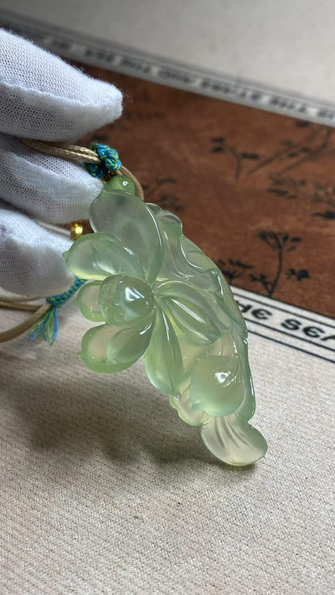 Harmoni dan Keindahan: Liontin giok Xiuyan yang indah berwarna hijau es - bunga teratai, dimensi: 62,7 x 34,5 mm, termasuk ongkos kirim dan pajak.