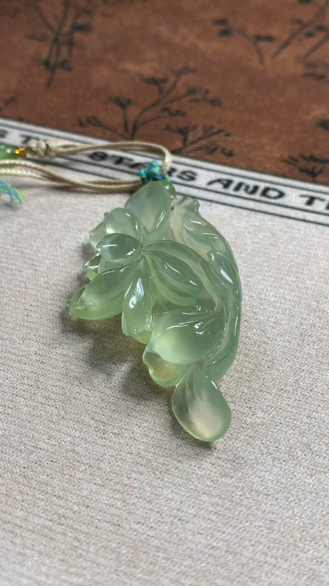 Harmoni dan Keindahan: Liontin giok Xiuyan yang indah berwarna hijau es - bunga teratai, dimensi: 62,7 x 34,5 mm, termasuk ongkos kirim dan pajak.