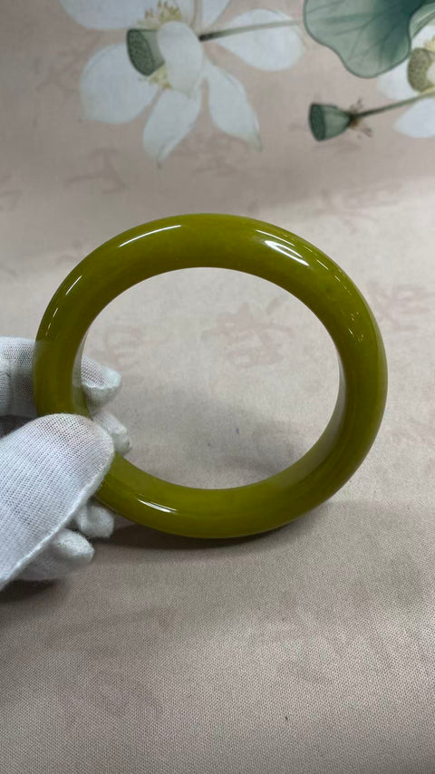 Gelang giok Xiuyan berbentuk alpukat yang indah, diameter dalam: 65mm, lebar tepi: 14,5mm, termasuk ongkos kirim dan pajak.