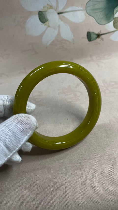 Gelang giok Xiuyan berbentuk alpukat yang indah, diameter dalam: 65mm, lebar tepi: 14,5mm, termasuk ongkos kirim dan pajak.