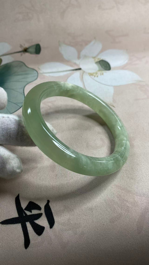Gelang giok Xiuyan yang indah, hijau es dengan zamrud mengambang, diameter dalam: 60mm, lebar tepi: 11,5mm, termasuk ongkos kirim dan pajak.