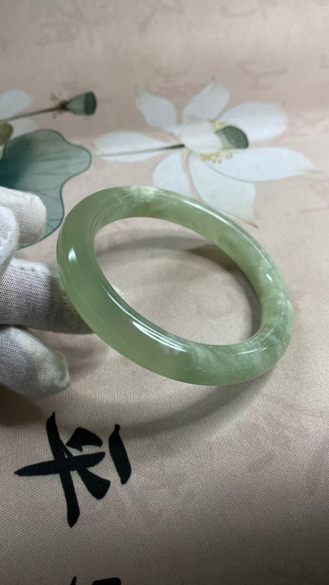 Gelang giok Xiuyan yang indah, hijau es dengan zamrud mengambang, diameter dalam: 60mm, lebar tepi: 11,5mm, termasuk ongkos kirim dan pajak.