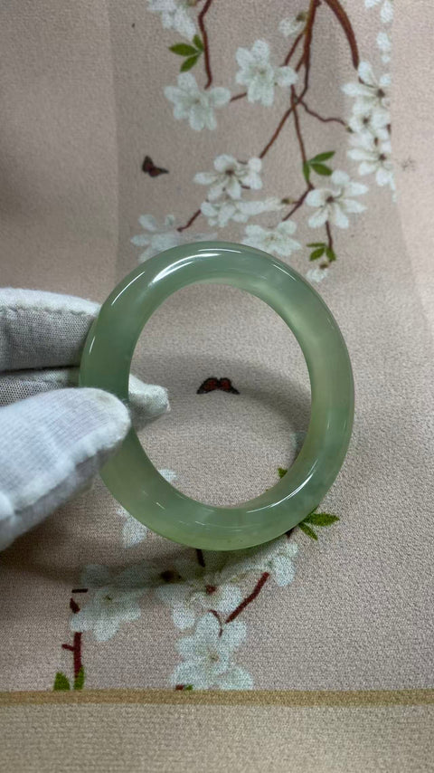 Gelang giok Xiuyan yang indah, hijau es dengan zamrud mengambang, diameter dalam: 59mm, lebar tepi: 11,7mm, termasuk ongkos kirim dan pajak.