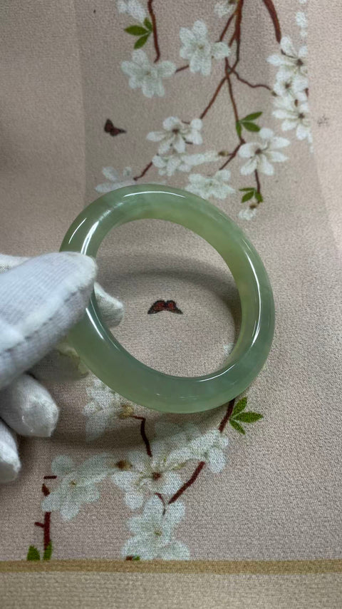 Gelang giok Xiuyan yang indah, hijau es dengan zamrud mengambang, diameter dalam: 59mm, lebar tepi: 11,7mm, termasuk ongkos kirim dan pajak.