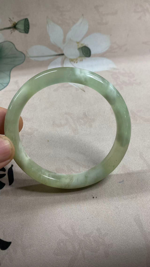Gelang giok Xiuyan yang indah, hijau es dengan zamrud mengambang, diameter dalam: 65,5 mm, lebar tepi: 11,3 mm, termasuk ongkos kirim dan pajak.